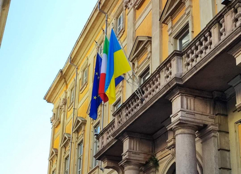 La bandiera dell’Ucraina davanti al Comune e al Comando della Polizia Locale